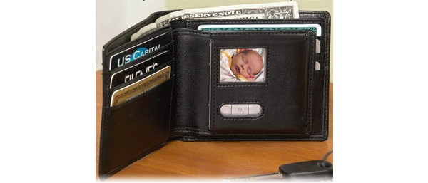 Brookstone, Digital Photo Wallet